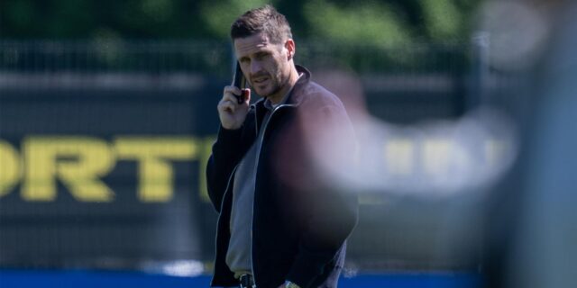 Sebastian Kehl telefoniert.