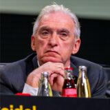 Reinhold Lunow sitzt neben Hans-Joachim Watzke auf einem Podium.