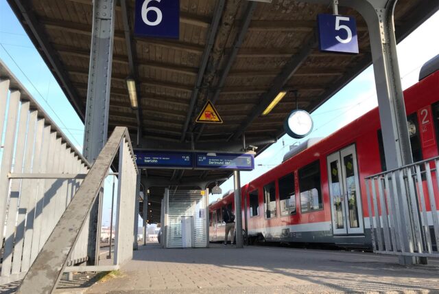 Ein Zug hält im Bahnhof Schwerte.