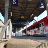 Ein Zug hält im Bahnhof Schwerte.