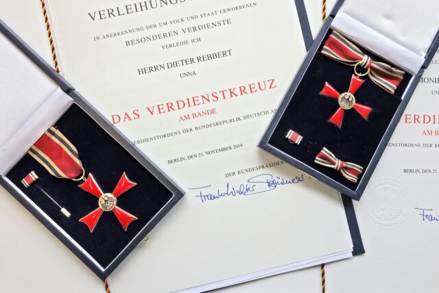 Das Verdienstkreuz am Bande ist eine besondere Auszeichnung. Der Bundespräsident persönlich würdigt damit das Engagement von Bürgern. In diesem Fall ist es unermüdliche Arbeit für die Kinderkrebshilfe.