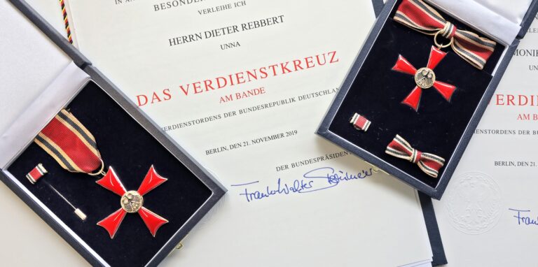 Das Verdienstkreuz am Bande ist eine besondere Auszeichnung. Der Bundespräsident persönlich würdigt damit das Engagement von Bürgern. In diesem Fall ist es unermüdliche Arbeit für die Kinderkrebshilfe.