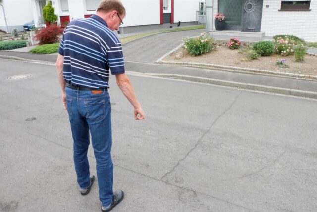 Ein Anwohner zeigt die Risse im Lunekenweg.