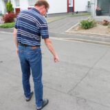 Ein Anwohner zeigt die Risse im Lunekenweg.