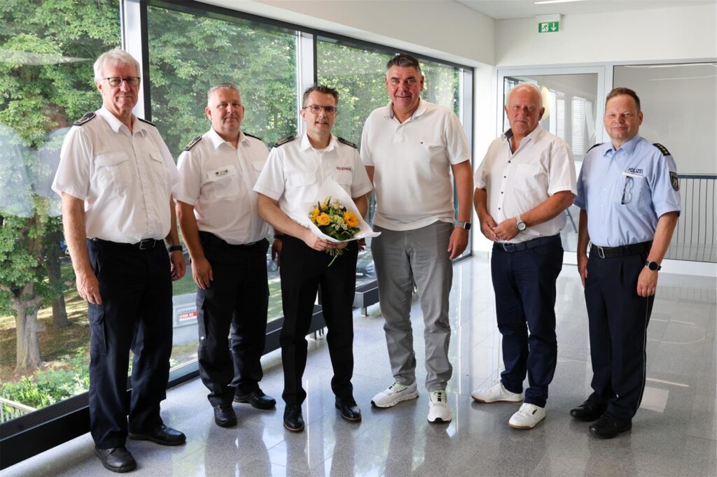 Die stellvertretenden Kreisbrandmeister Jörg Sommer und Dirk Kemke, der neue Kreisbrandmeister René Wauro, Landrat Mario Löhr, Dezernent Holger Gutzeit und der Leitende Polizeidirektor Torsten Juds (v.l.) stehen zusammen im Kreishaus in Unna. Die stellvertretenden Kreisbrandmeister Jörg Sommer und Dirk Kemke, der neue Kreisbrandmeister René Wauro, Landrat Mario Löhr, Dezernent Holger Gutzeit und der Leitende Polizeidirektor Torsten Juds (v.l.) stehen zusammen im Kreishaus in Unna.