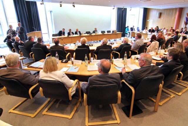 Ein Blick in den Ratssaal mit besetzten Stühlen an den Tischen der Ratsleute.