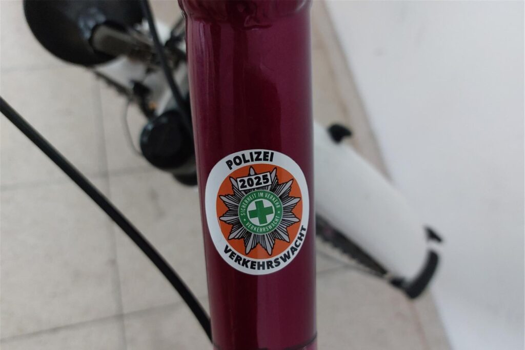 "Polizei 2025 Verkehrswacht" heißt es auf einem Aufkleber auf dem Kinderfahrrad.