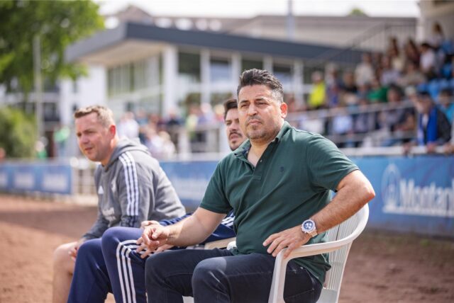 Kurtulus Öztürk sitzt im Montanhydraulik-Stadion auf einem Plastik-Gartenstuhl und beobachtet das Spielgeschehen.