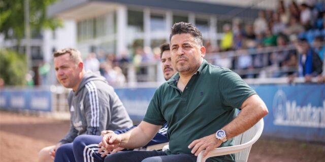 Kurtulus Öztürk sitzt im Montanhydraulik-Stadion auf einem Plastik-Gartenstuhl und beobachtet das Spielgeschehen.