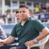 Kurtulus Öztürk sitzt im Montanhydraulik-Stadion auf einem Plastik-Gartenstuhl und beobachtet das Spielgeschehen.