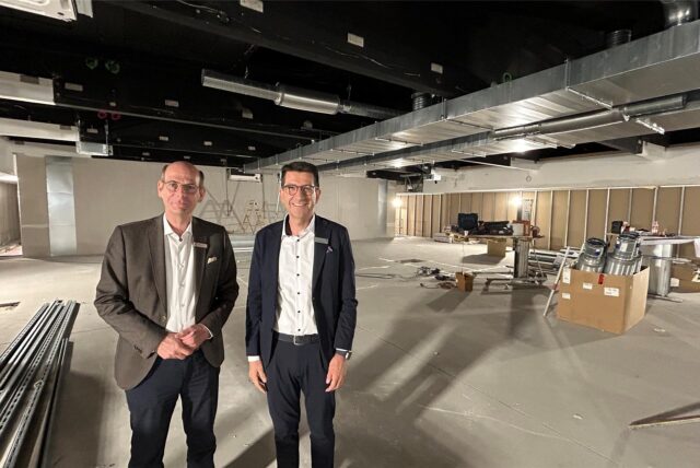 Vorstandsvorsitzender Heiko Rautert (re.) und Vorstandsmitglied Martin Abdinghoff posieren auf der Baustelle.