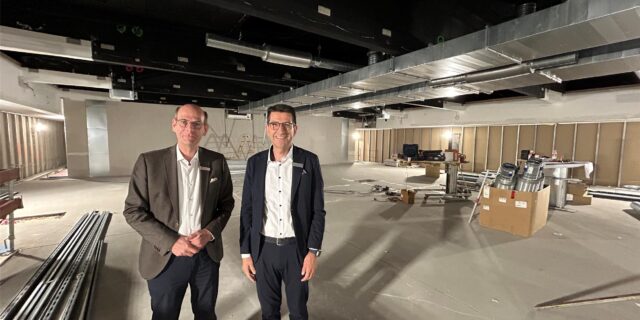 Vorstandsvorsitzender Heiko Rautert (re.) und Vorstandsmitglied Martin Abdinghoff posieren auf der Baustelle.