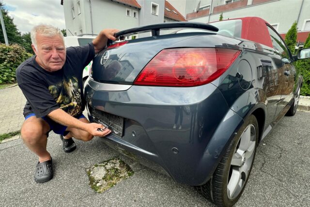 Manfred Schacht steht an seinem Auto ohne Kennzeichen