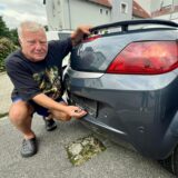 Manfred Schacht steht an seinem Auto ohne Kennzeichen