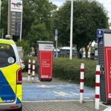 Ein Polizeiauto steht neben zwei beschädigten E-Ladesäulen in Dortmund