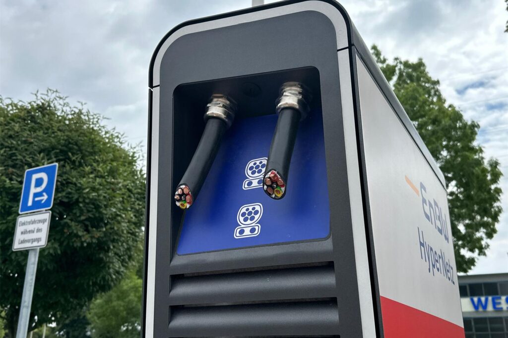 Eine E-Ladesäule mit durchgetrennten Kabeln Eine E-Ladesäule mit durchgetrennten Kabeln