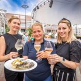 Victoria Lotte-Weber (rechts) ist mit ihrem Restaurant „Schönes Leben“ auf der Gourmedo 2025 auf dem Dortmunder Friedensplatz vertreten.