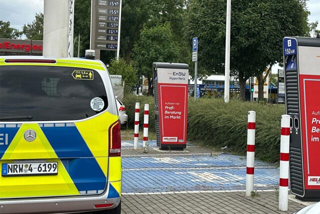 Ein Polizeiauto steht neben zwei beschädigten E-Ladesäulen in Dortmund