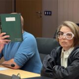 Der „falsche“ Notarzt neben seiner Verteidigerin Sonja-Adina Arpay am 17. Juli kurz vor der Urteilbegründung am Bochumer Landgericht.