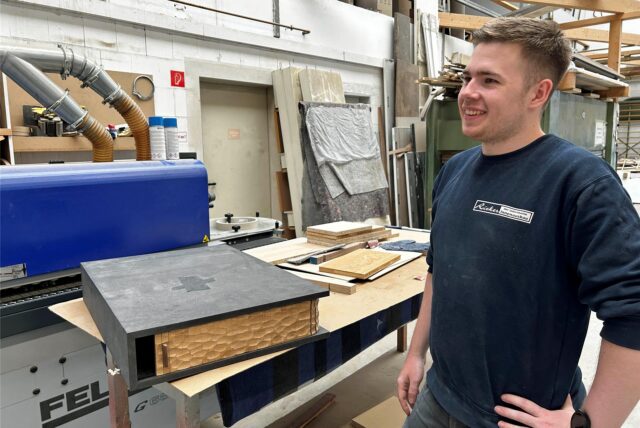 Fynn Grahn zeigt den Prototypen der Schublade für seinen Schreibtisch.