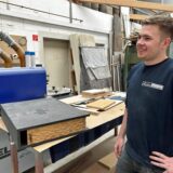 Fynn Grahn zeigt den Prototypen der Schublade für seinen Schreibtisch.
