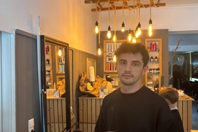 Avni Manaj steht im Friseursalon Hair Flair in Dortmund-Wambel