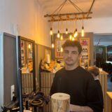 Avni Manaj steht im Friseursalon Hair Flair in Dortmund-Wambel