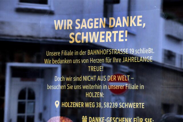Auf einem Aufkleber kündigt die Metzgerei Hackepeter an, ihre Filiale an der Bahnhofstraße in Schwerte zu schließen. Das Geschäft in Holzen soll bestehen bleiben.