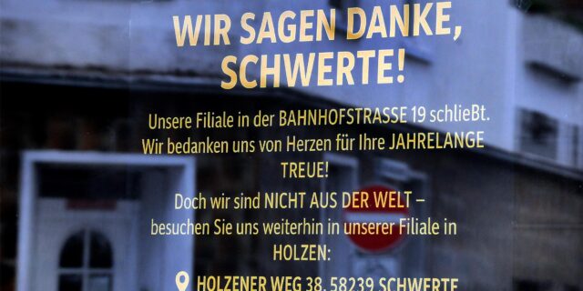 Auf einem Aufkleber kündigt die Metzgerei Hackepeter an, ihre Filiale an der Bahnhofstraße in Schwerte zu schließen. Das Geschäft in Holzen soll bestehen bleiben.