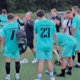 Nachbesprechung nach dem Spiel: die Teams von SW Meckinghoven (l.) und der SG Titania/RW Erkenschwick.