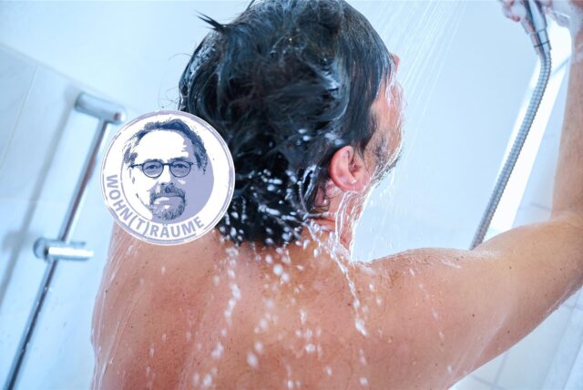 Ein Mann wäscht sich unter der Dusche seine Haare.