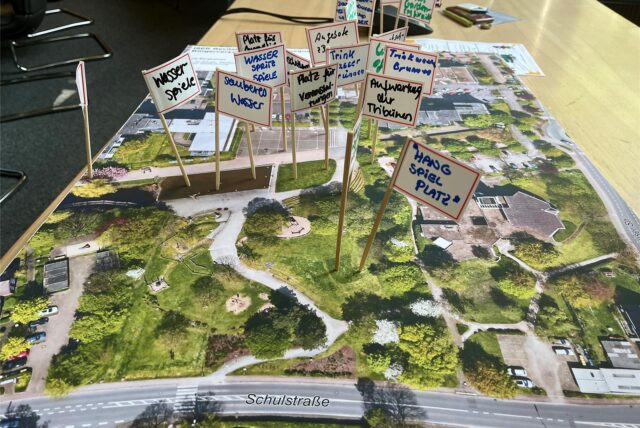 Spieße mit Ideen für den Wasserpark stecken in einem Pinboard mit einem Luftbild von der Bergkamener Stadtmitte.