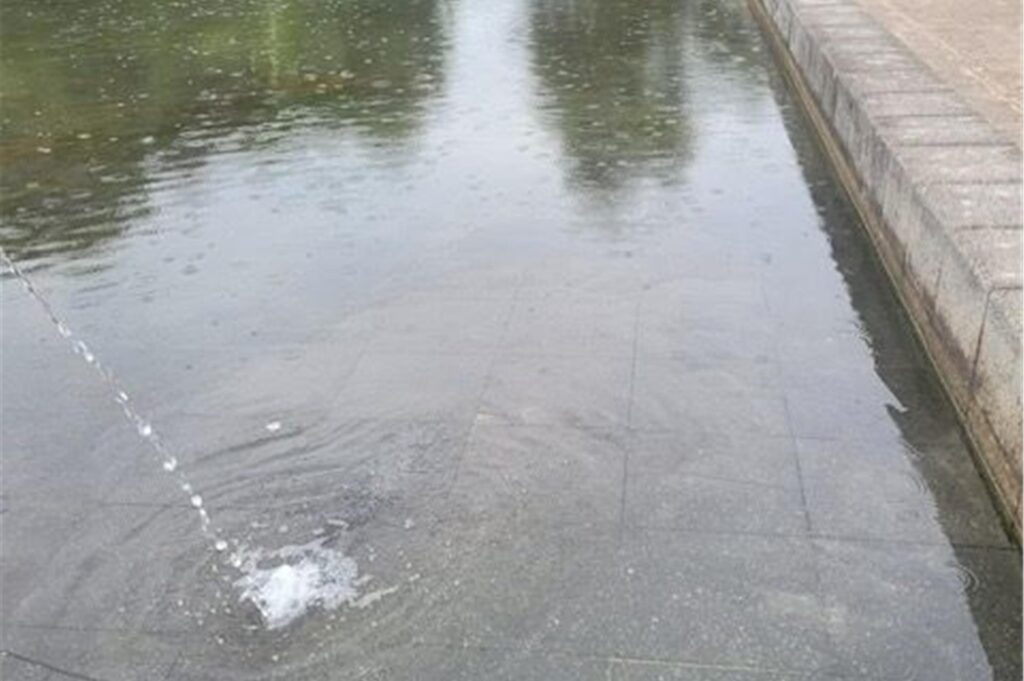 Sauberes Wasser nach der Reinigungsaktion im Flachwasserbecken des Wasserparks Bergkamen.