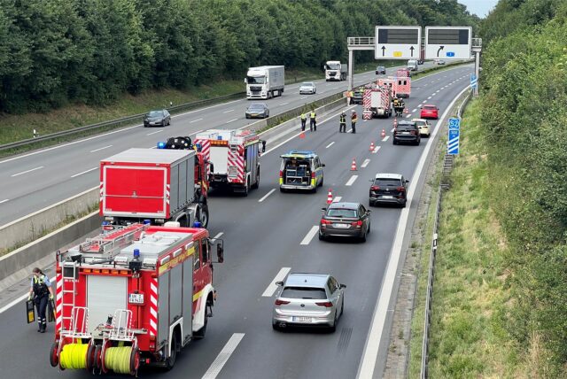 Feuerwehr und Polizei sind auf der A44 in Richtung Dortmund im Einsatz: Kurz vor dem Kreuz Dortmund/Unna ist es zu einem Unfall gekommen.