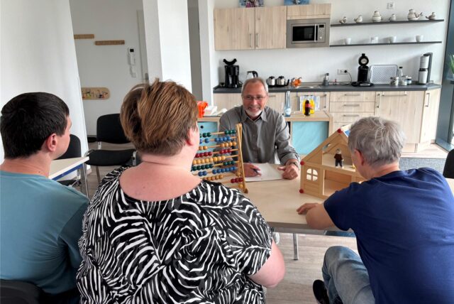 Pflegeeltern im Gespräch mit Martin Solty vom Pflegekinderdienst in der Wohnung vom Jugendamt im Stadtfenster in Bergkamen.