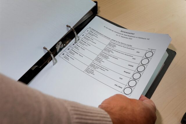 Ein Wahlzettel, abgeheftet in einem Ordner.