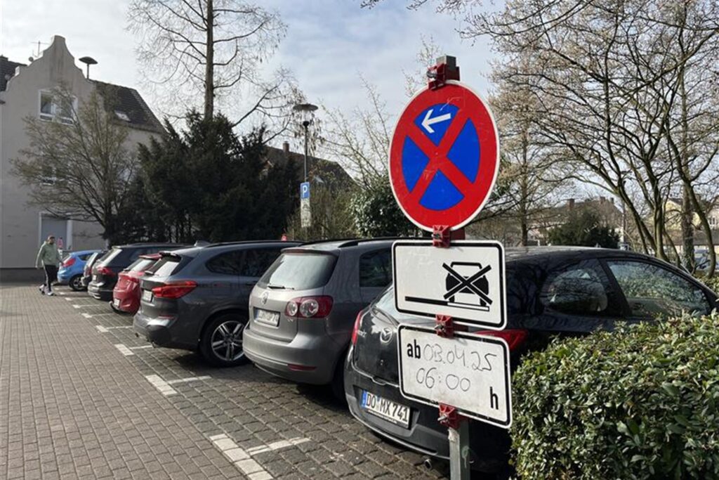 Temporäres Halteverbotsschild auf dem Parkplatz in Kamen am Koepeplatz mit Hinweis auf Gültigkeit ab dem 08.04.25 um 06.00 Uhr, mehrere geparkte Autos im Hintergrund. Temporäres Halteverbotsschild auf dem Parkplatz in Kamen am Koepeplatz mit Hinweis auf Gültigkeit ab dem 08.04.25 um 06.00 Uhr, mehrere geparkte Autos im Hintergrund.