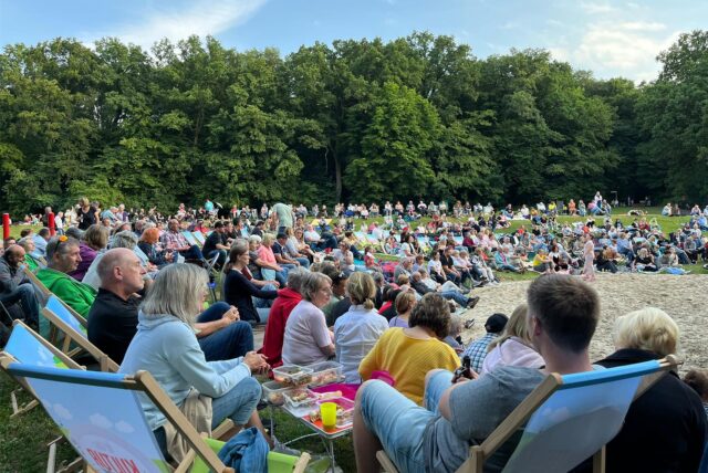 Dutzende Besucher beim Kulturpicknick im Juni 2025 im Römerpark in Bergkamen