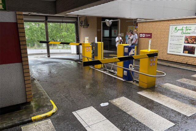 So sah die Situation am Montag aus. Beide Schranken zeigten in die gleiche Richtung. Die hintere ist eigentlich auf der rechten Seite für die Ausfahrt vorgesehen.