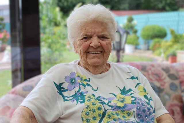 Gertrud Schwenke lächelt in die Kamera