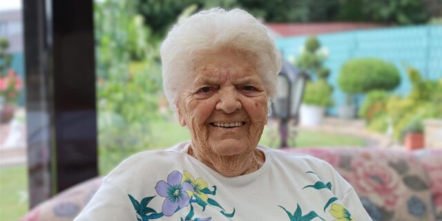 Gertrud Schwenke lächelt in die Kamera