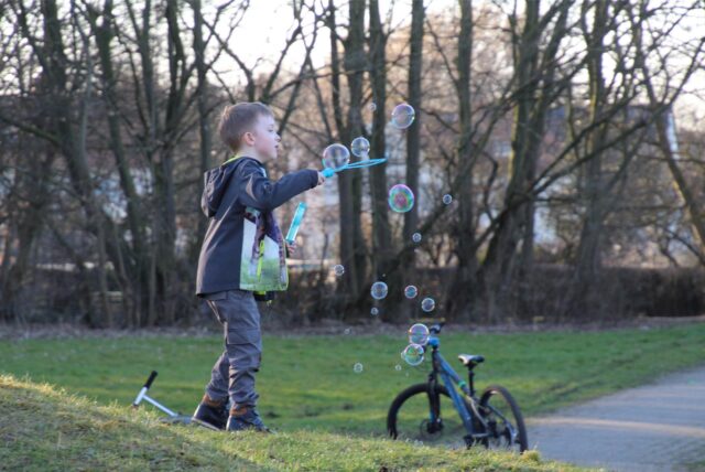 Ein Junge pustet Seifenblasen im Kiwitt-Park in Bergkamen.