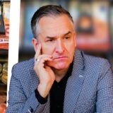 Bildmontage: Links: Eine Ladenkasse voller Geldscheine und Münzen. Rechts: Porträt von André Jethon, Kämmerer der Stadt Lünen.