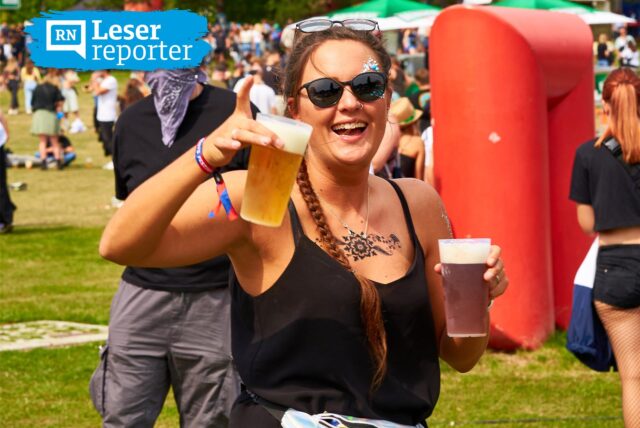 Eine junge Frau hält beim Juicy Beats Festival in Dortmund ein Bier und ein Mixgetränk in die Höhe. Getränke und Speisen können 2025 nur mit Bargeld gezahlt werden.