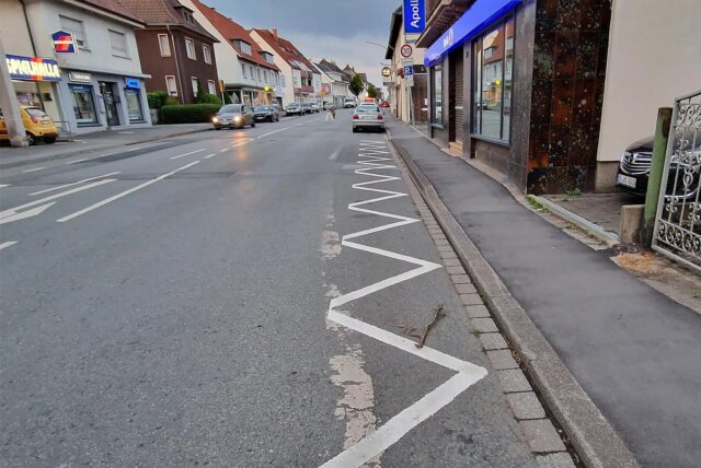 Eine neue Sperrfläche untersagt am Massener Hellweg das Parken am Straßenrand.