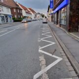 Eine neue Sperrfläche untersagt am Massener Hellweg das Parken am Straßenrand.