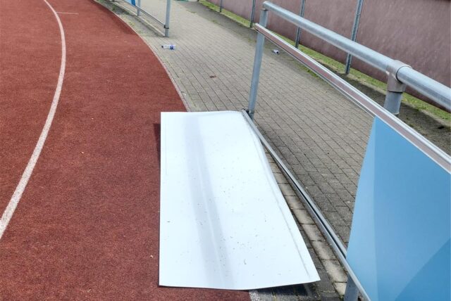 Unbekannte haben eine Bande am Sportplatz aus der Verankerung gerissen.