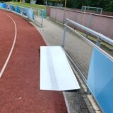Unbekannte haben eine Bande am Sportplatz aus der Verankerung gerissen.