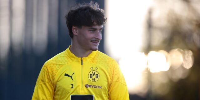 Guille Bueno lächelt.