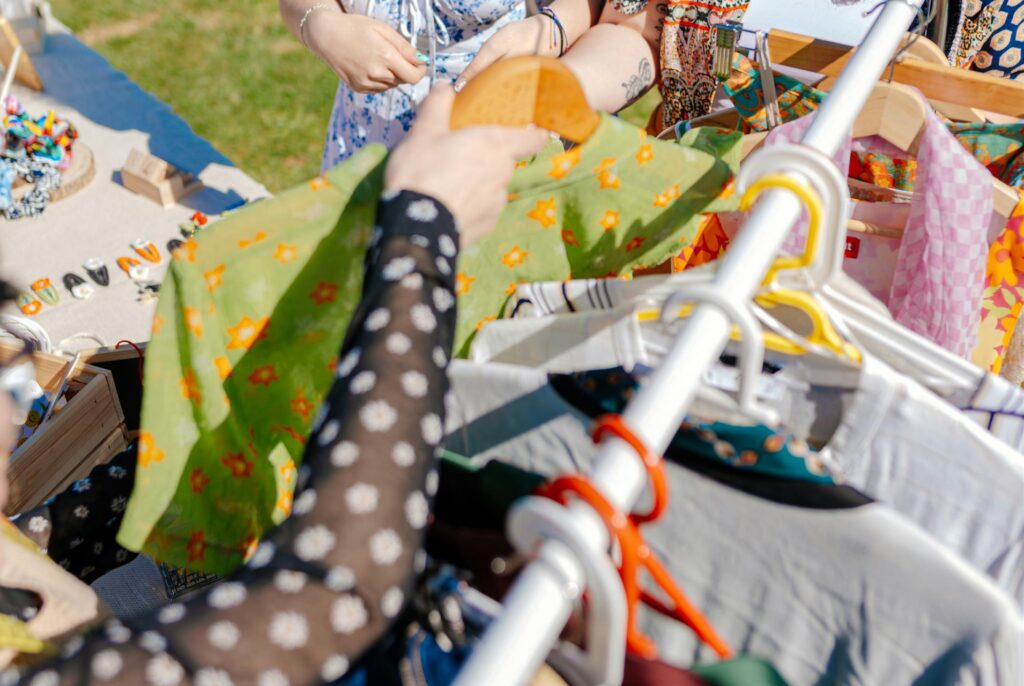 Sommerliche Kleidungsstücke und Accessoires auf einem Trödelmarkt Sommerliche Kleidungsstücke und Accessoires auf einem Trödelmarkt